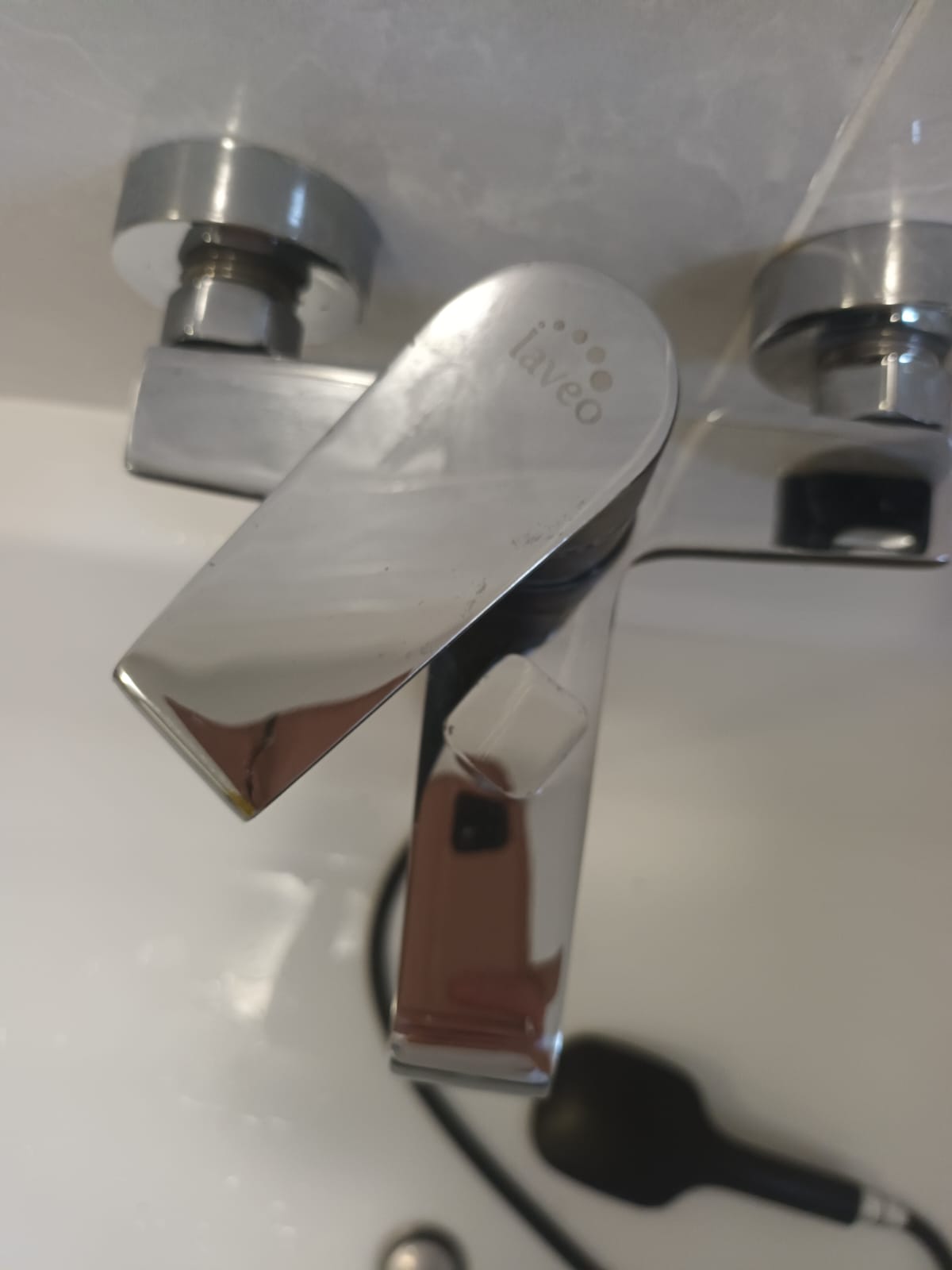 Slavina sjajna i čista nakon uklanjanja kamenca - SantClean