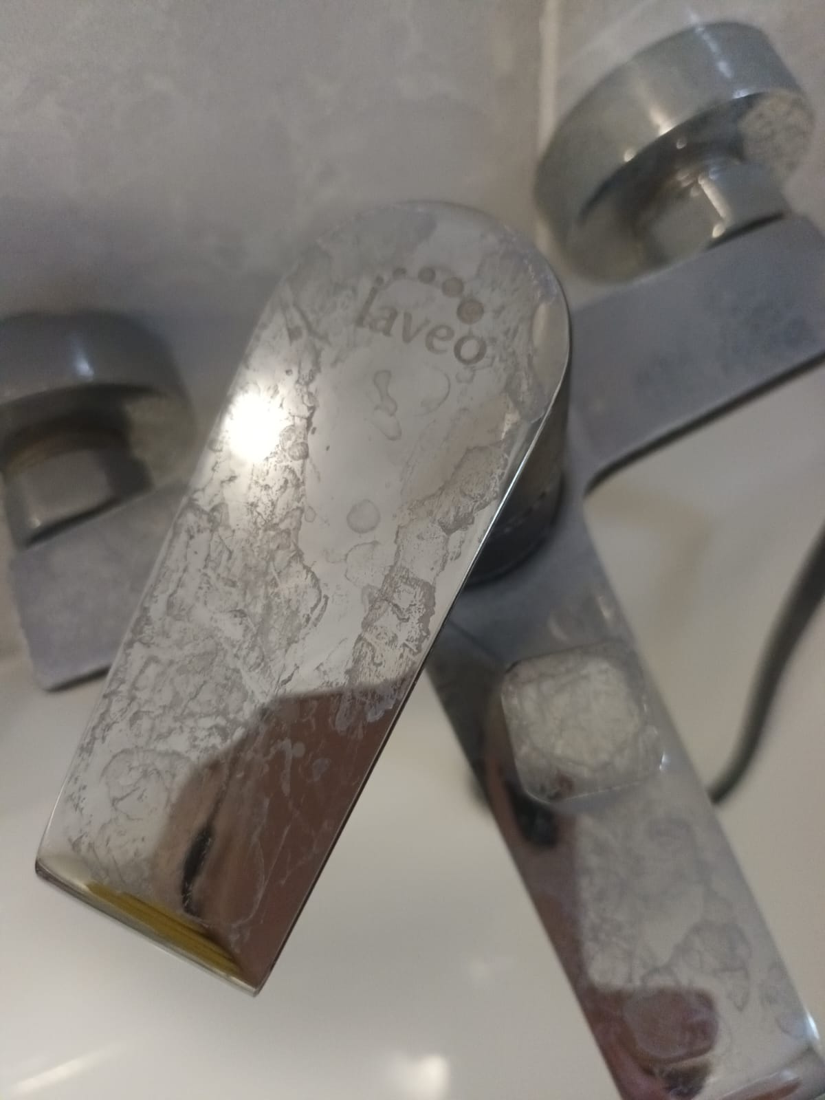 Slavina prije uklanjanja kamenca - SantClean