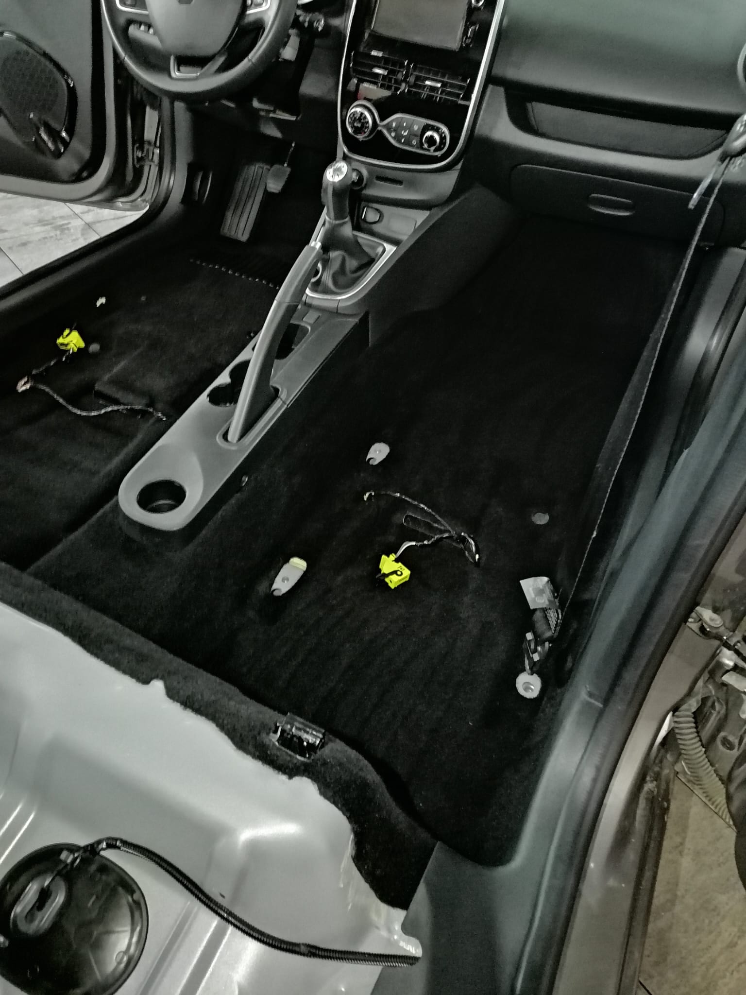 Unutrašnjost automobila nakon dubinskog čišćenja 2 - SantClean