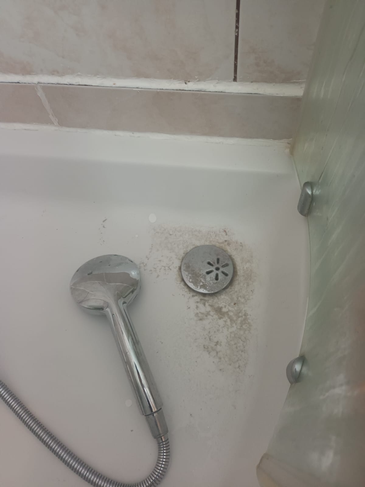 Tuš kabina prije temeljitog i detaljnog čišćenja - SantClean