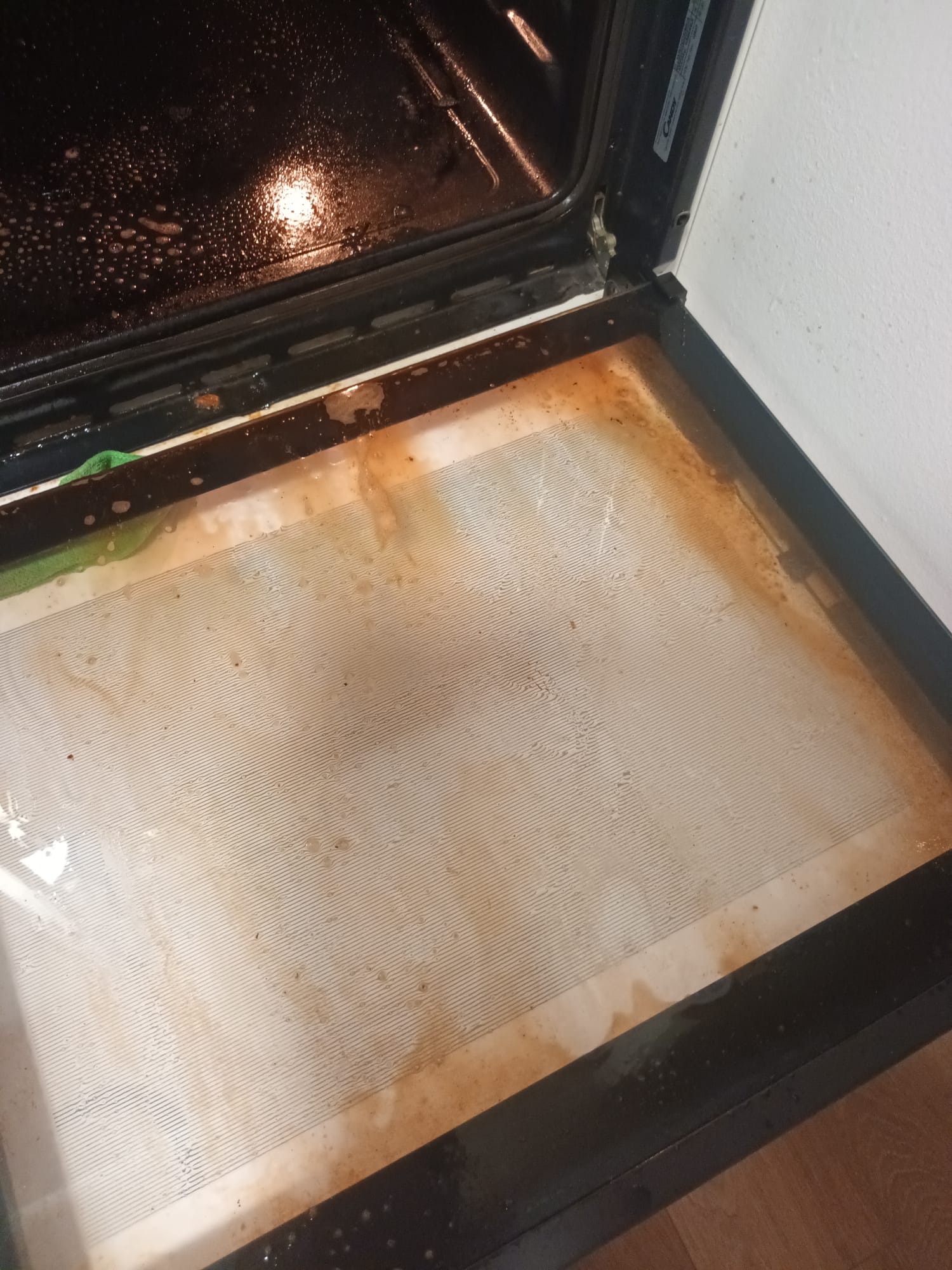 Pećnica prije čišćenja parnih čistačem - SantClean