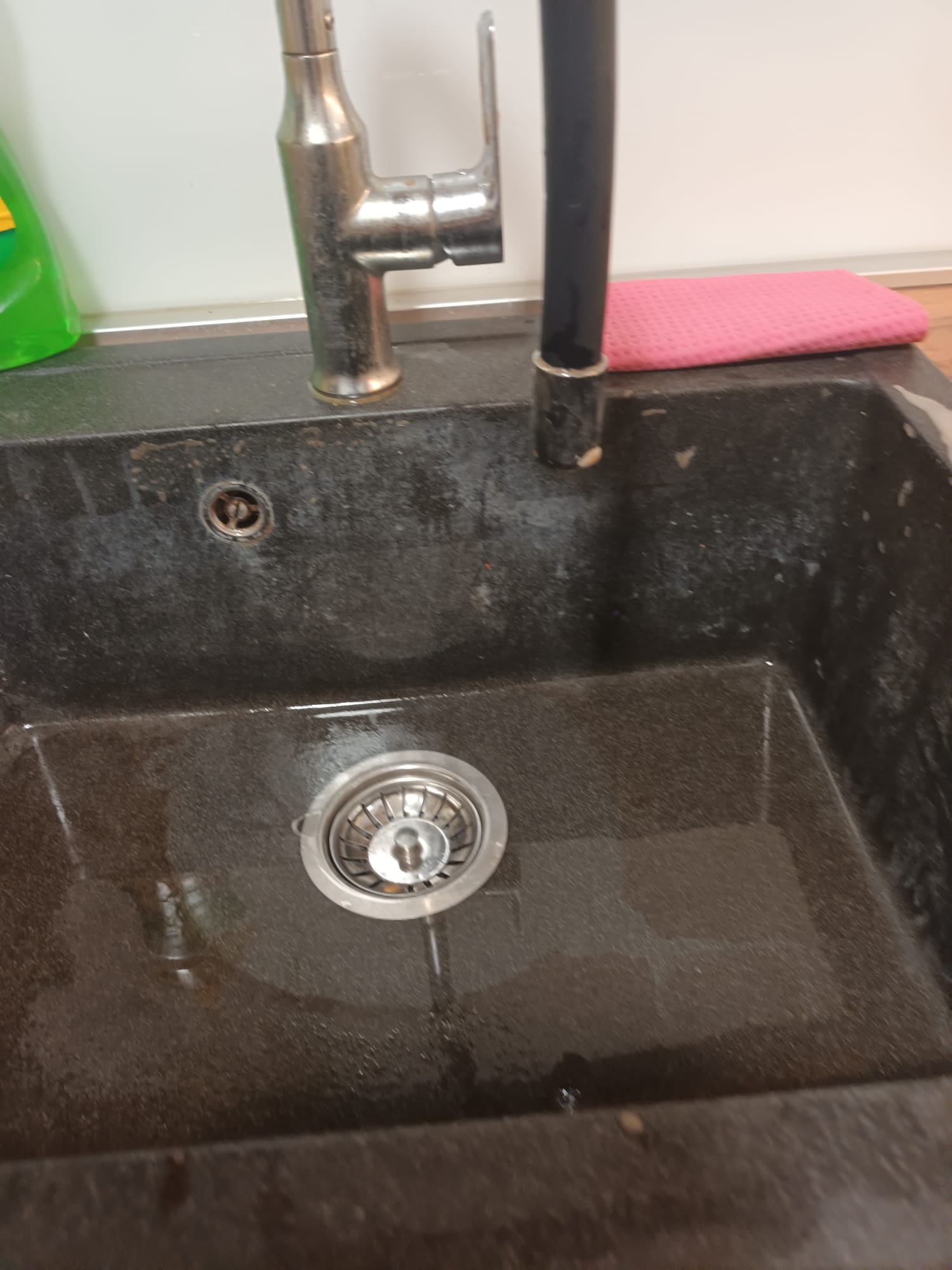 Sudoper prije čišćenja i odstranjenja kamenca - SantClean